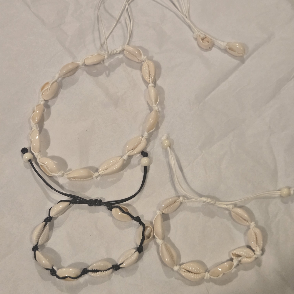 Cowrie Shell Necklace And Bracelet Set in Cream and Black